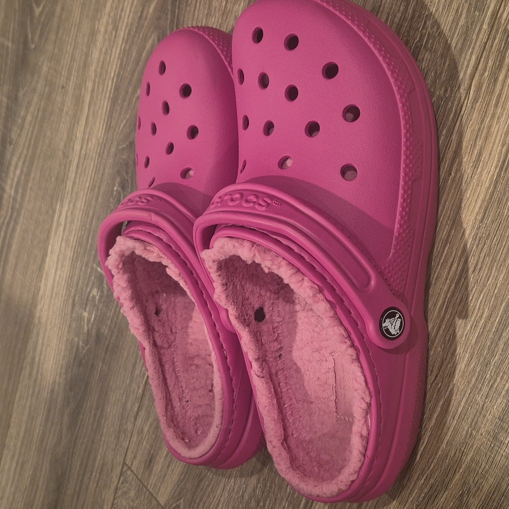 CROCS Women Fuzzy Pink Slippers - Picture 2 of 4